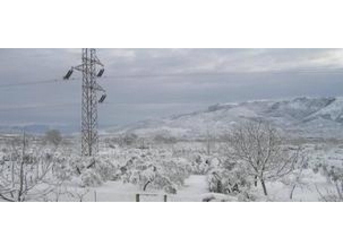traliccio sotto la neve traliccio sotto la neve